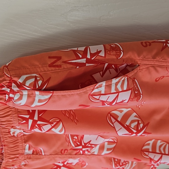 Vineyard vines mens lined swim trunks, size large. - Picture 10 of 12